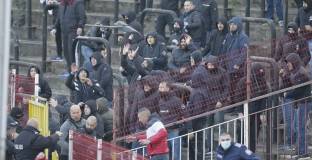 Грозни сцени на Армията - фенове на ЦСКА и Локо Пловдив си спретнаха бой